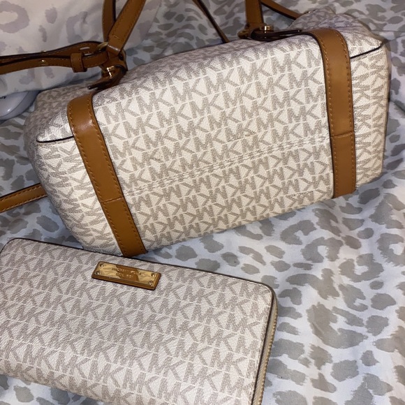 Mk bag and wallet - Picture 4 of 6